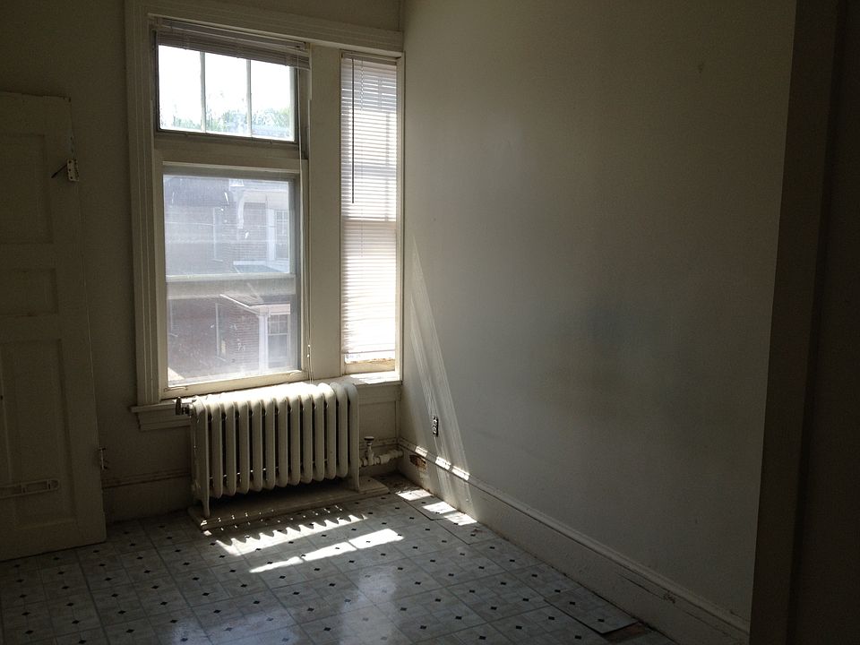 2nd image of 1103 W Poplar St #2