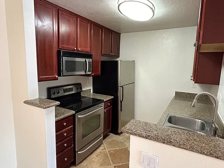 1102 Yarwood Ct — Photo 4