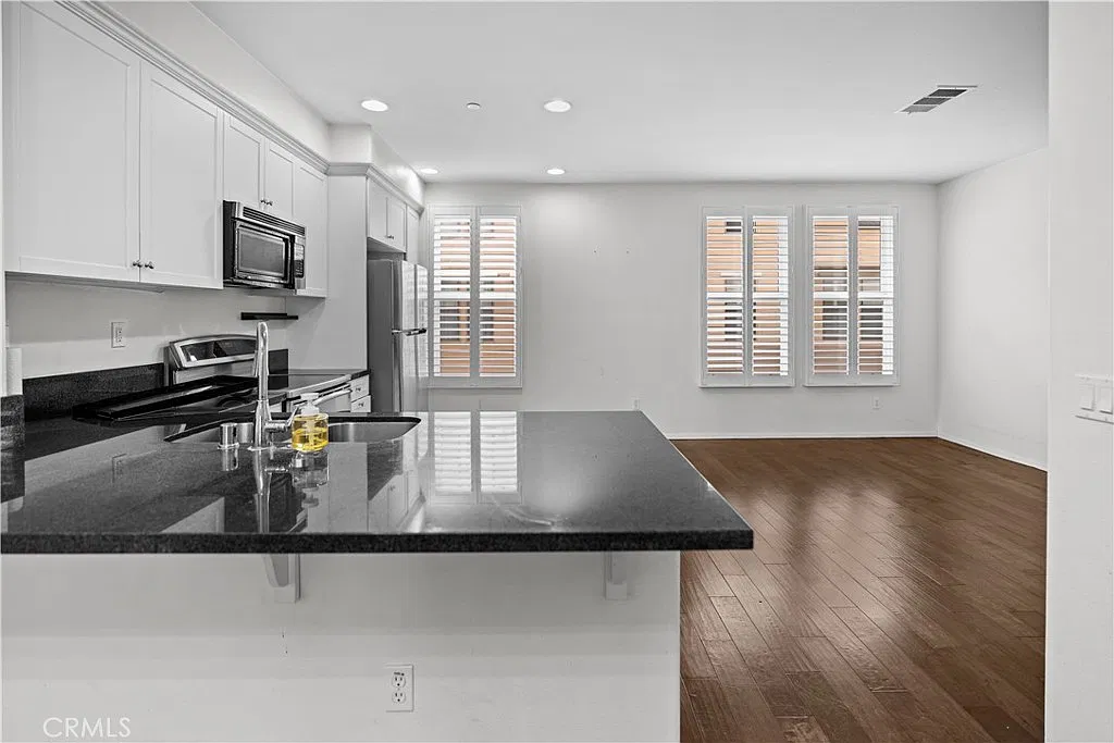 4 bed, 1760 sqft, $3,900 — Photo 2