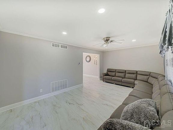 5th image of 1420 Kearney Dr