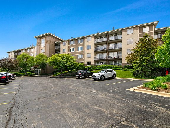 3rd image of 480 E Montrose Ave APT 409