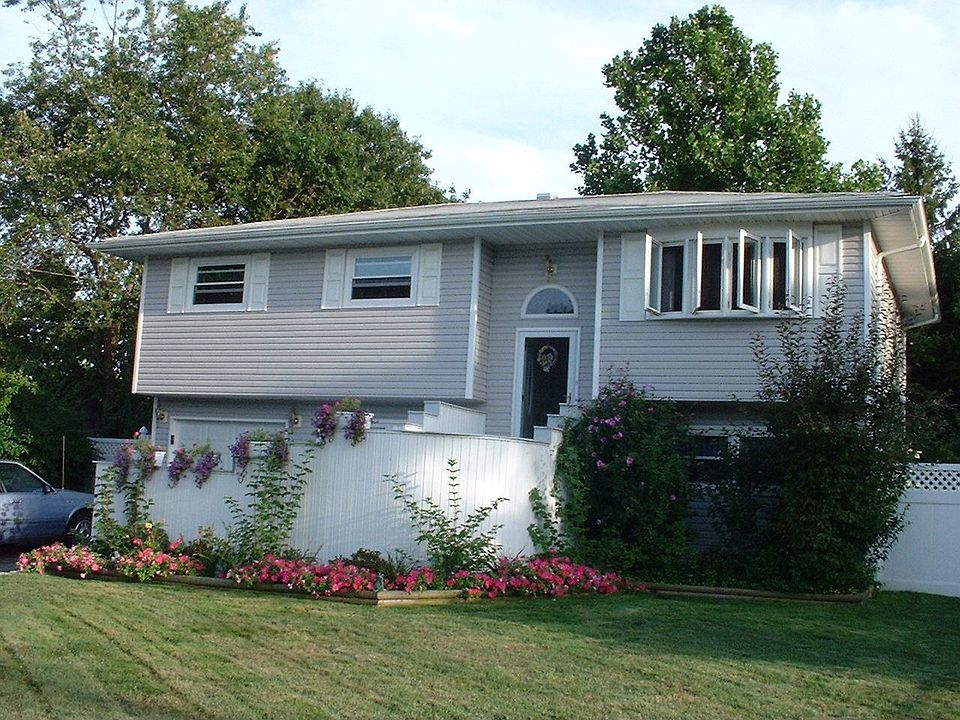 1st image of 122 Chanel Dr E