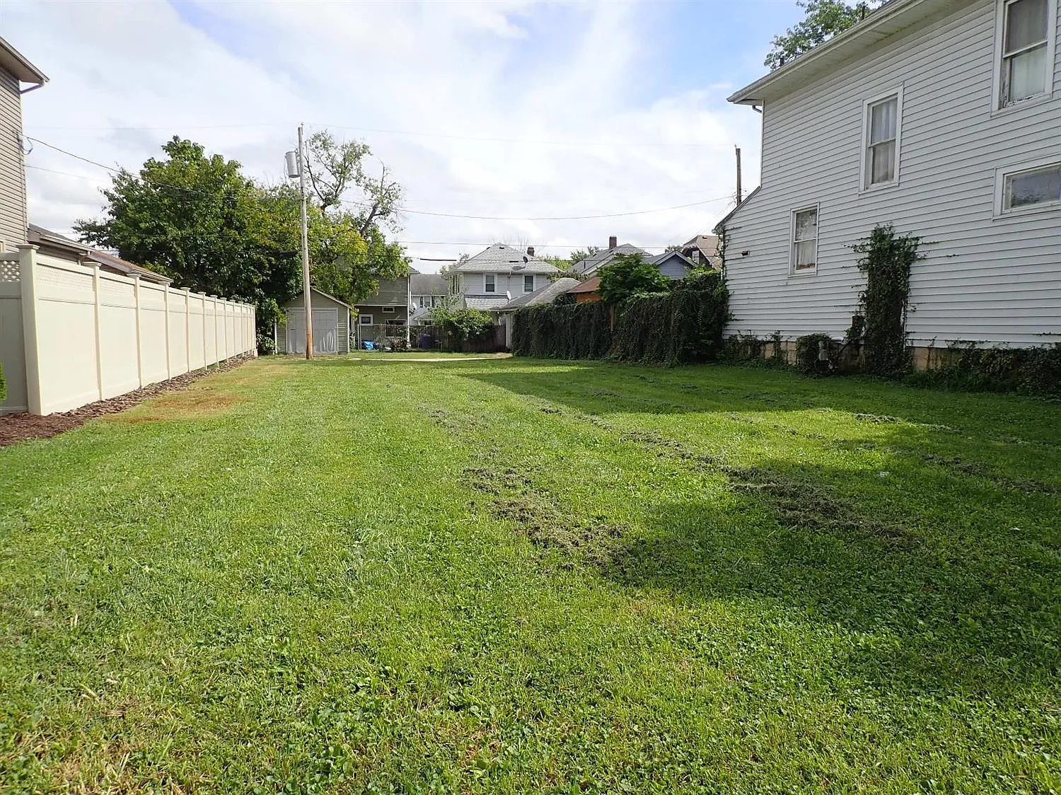 220 Eaton Ave photo 1