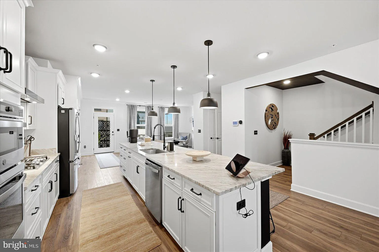 3 bed, 2.5 bath, 2568 sqft, $3,850 — Photo 3