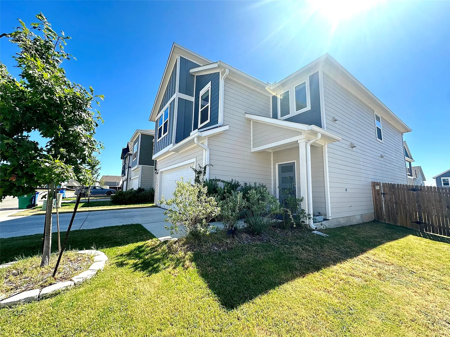 4 bed, 2.5 bath, 2081 sqft, $2,495 — Photo 2