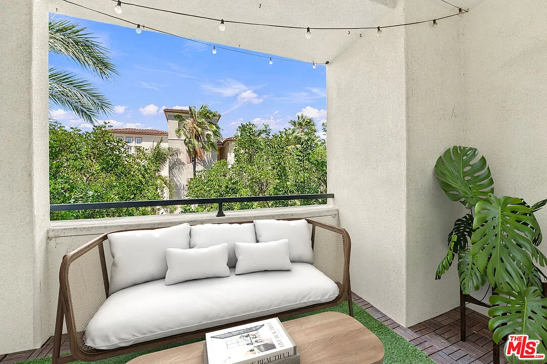 2 bed, 2.0 bath, 904 sqft, $4,575 — Photo 4