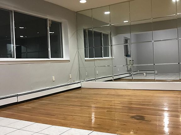 2nd image of 1059 Huntington Ave #3