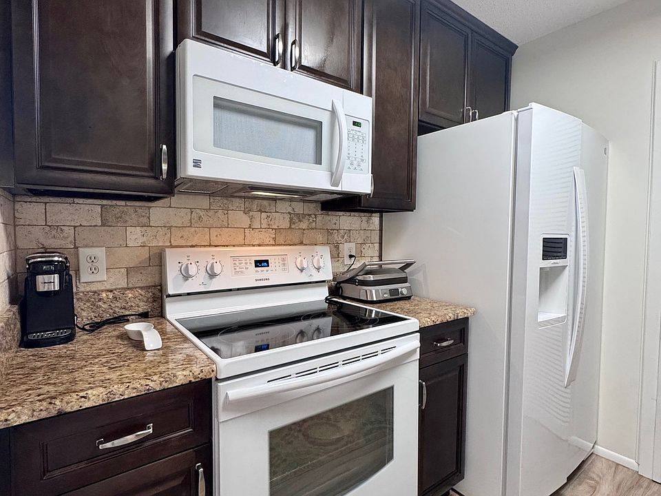 Beautiful Kitchen w/ Pantry!