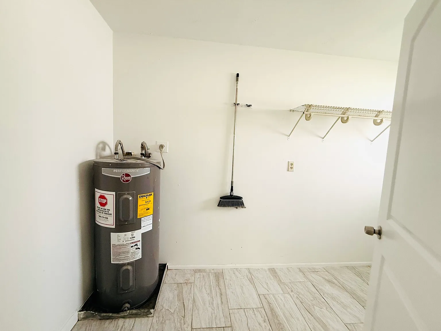 13923-13925 First St - Duplex — Photo 3