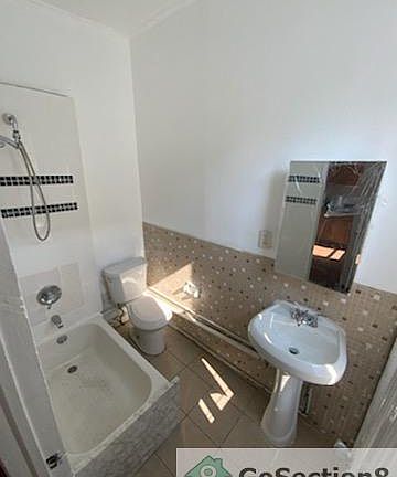 3rd image of 128 Hawthorne Ave Floor 1
