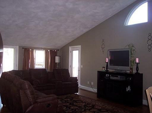 SPACIOUS BRIGHT LIVING ROOM