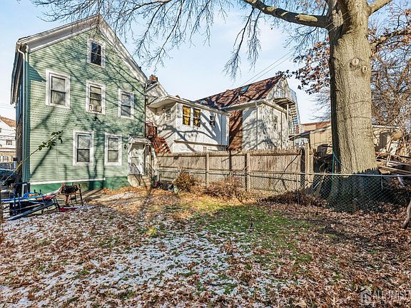 3rd image of 45 Jacques St