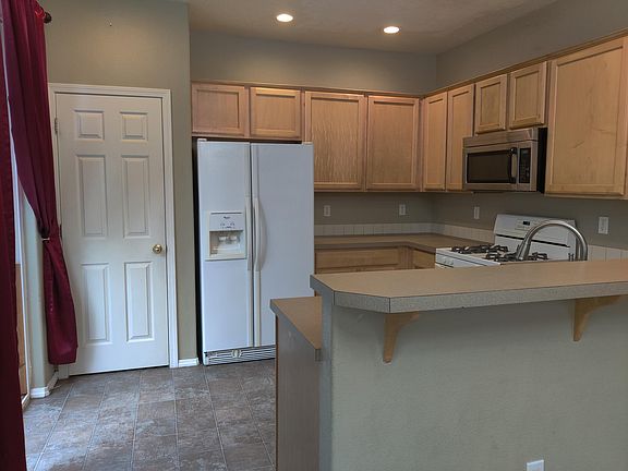 3rd image of 671 NW Ledum Ln