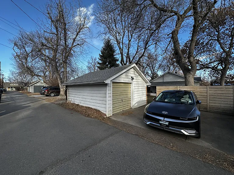 325 Sumner St — Photo 37