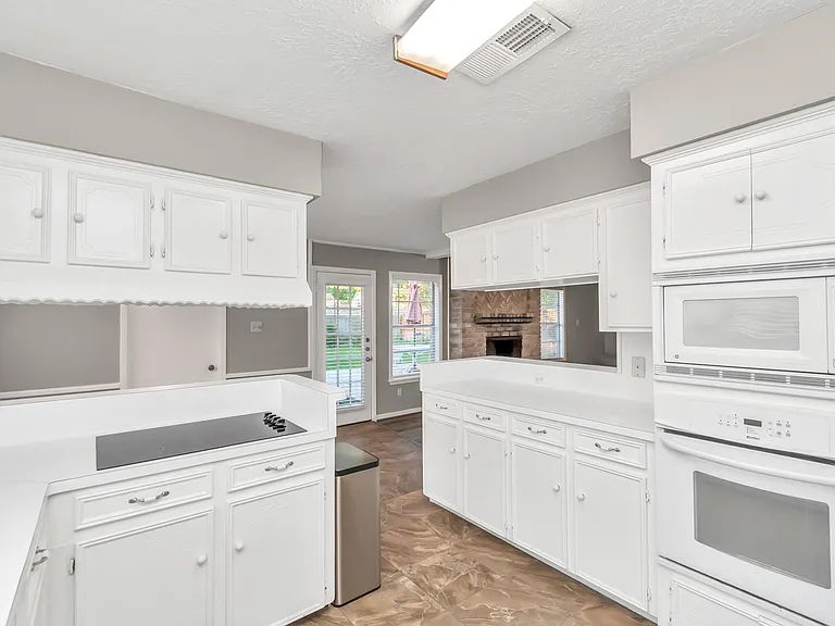 12526 Hazelwood Ln — Photo 8