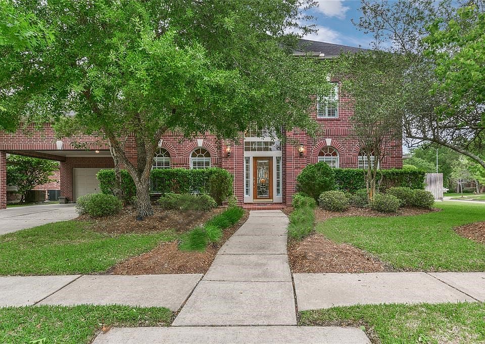 Gorgeous 5/3.5 on cul-de-sac with pool.