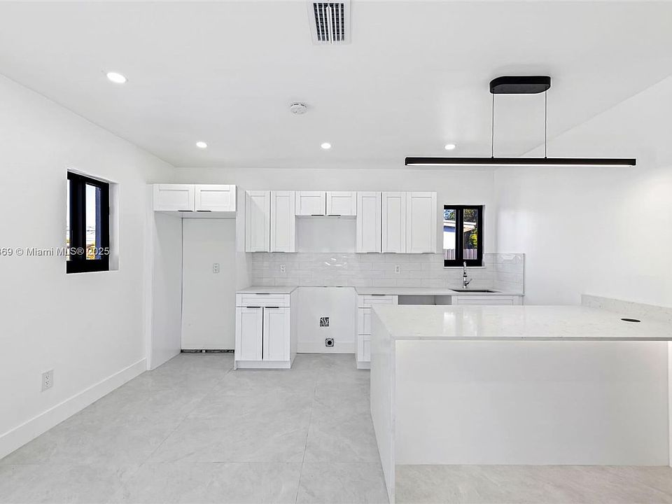 1st image of 1713 Lauderdale Manor Dr #0