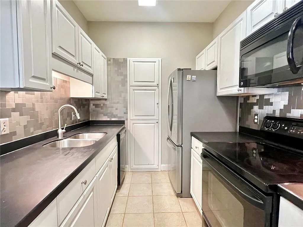Building Photo - 2921 Lenox Rd NE #108