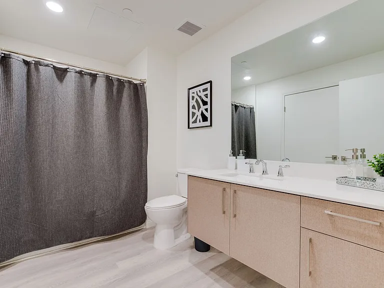 V on Victory Apartments — Photo 14