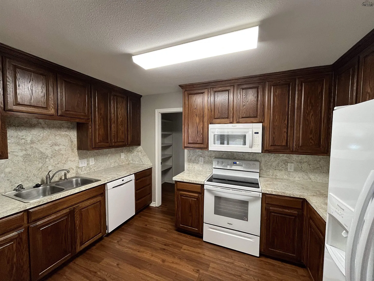 3 bed, 2.0 bath, 1352 sqft, $1,550 — Photo 4
