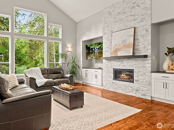 3rd image of 2415 44th Avenue NW