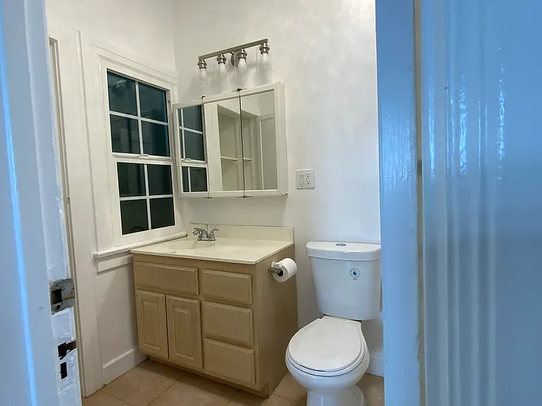 5429 1/4 Harold Way — Photo 8
