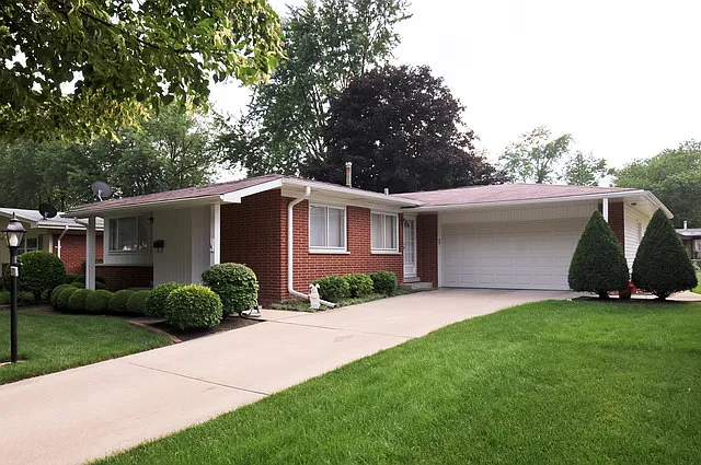 422 N Park Dr photo 1