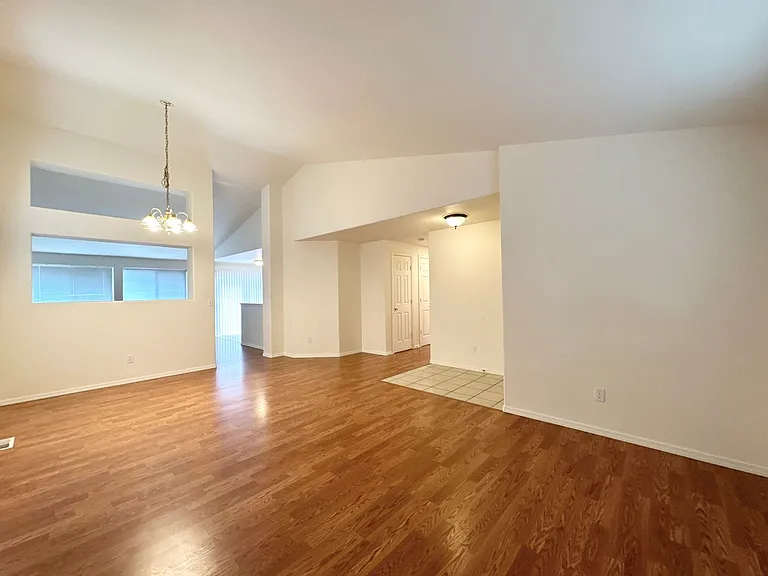 940 NW Oak Ln — Photo 3