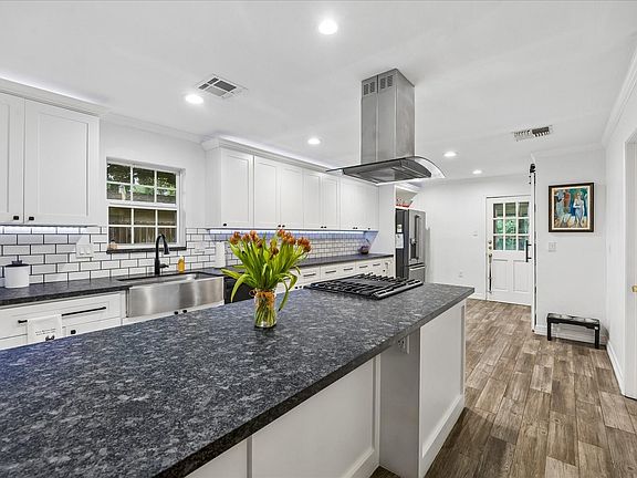 3rd image of 5526 Grape St