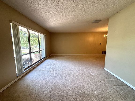 3rd image of 106 Country Hill Dr