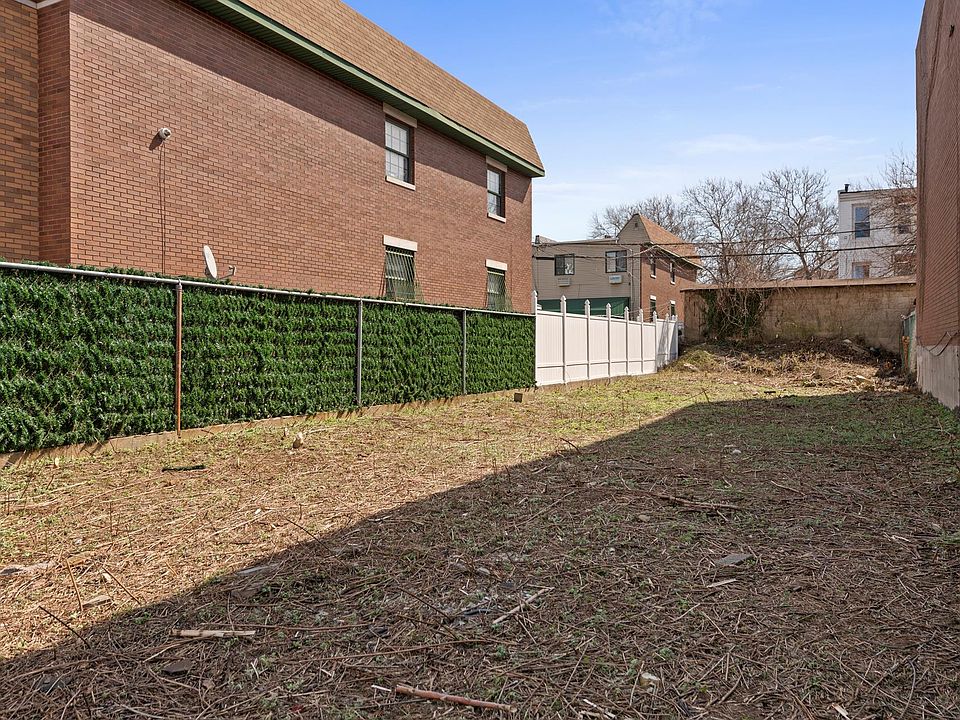 1st image of 300 Chauncey St