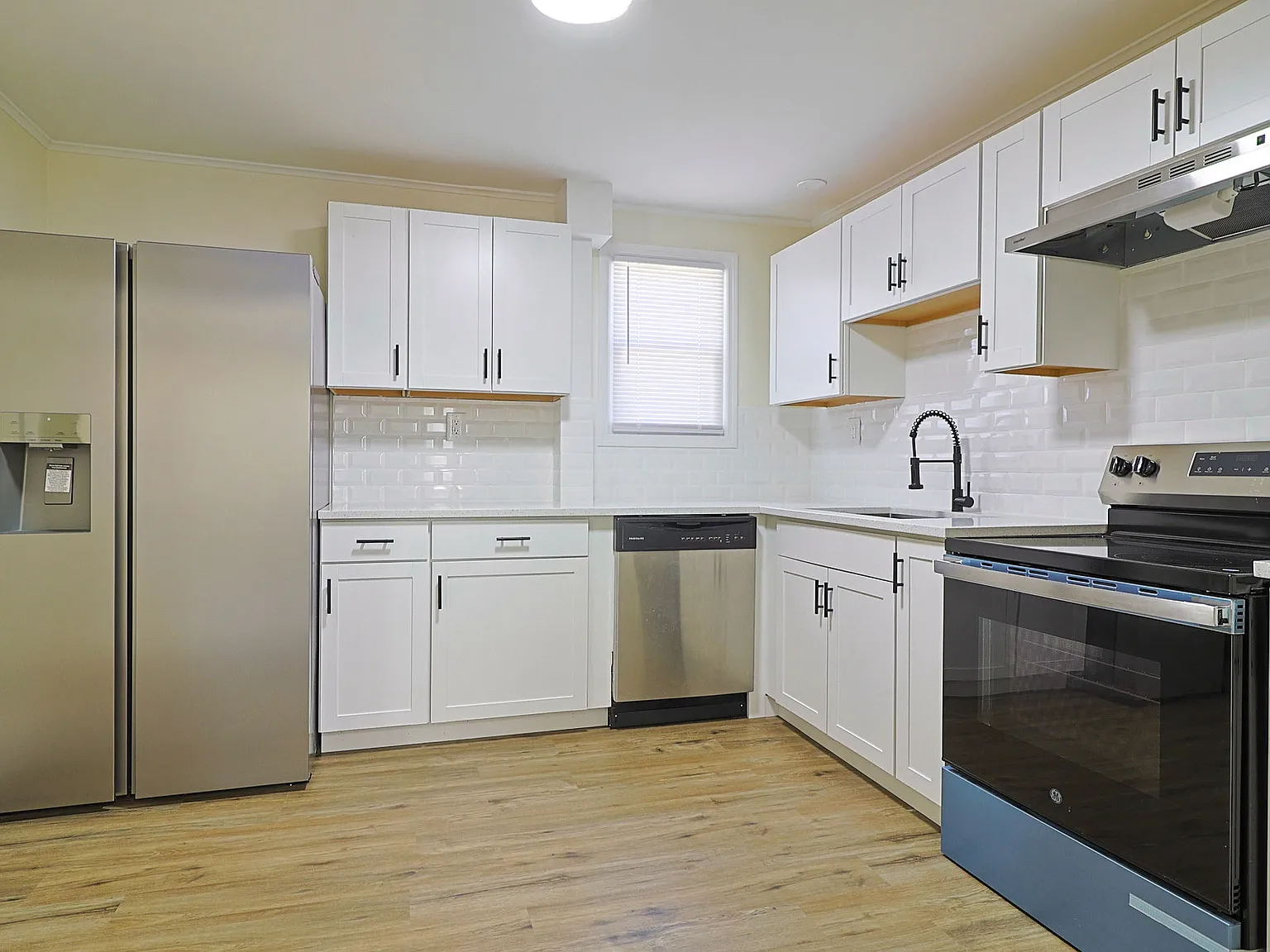 3 bed, 1.5 bath, 1300 sqft, $2,350 — Photo 4