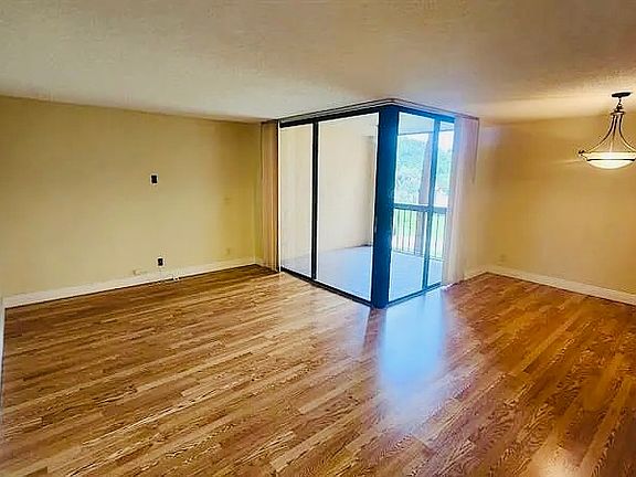 5th image of 2255 Lindell Blvd #4