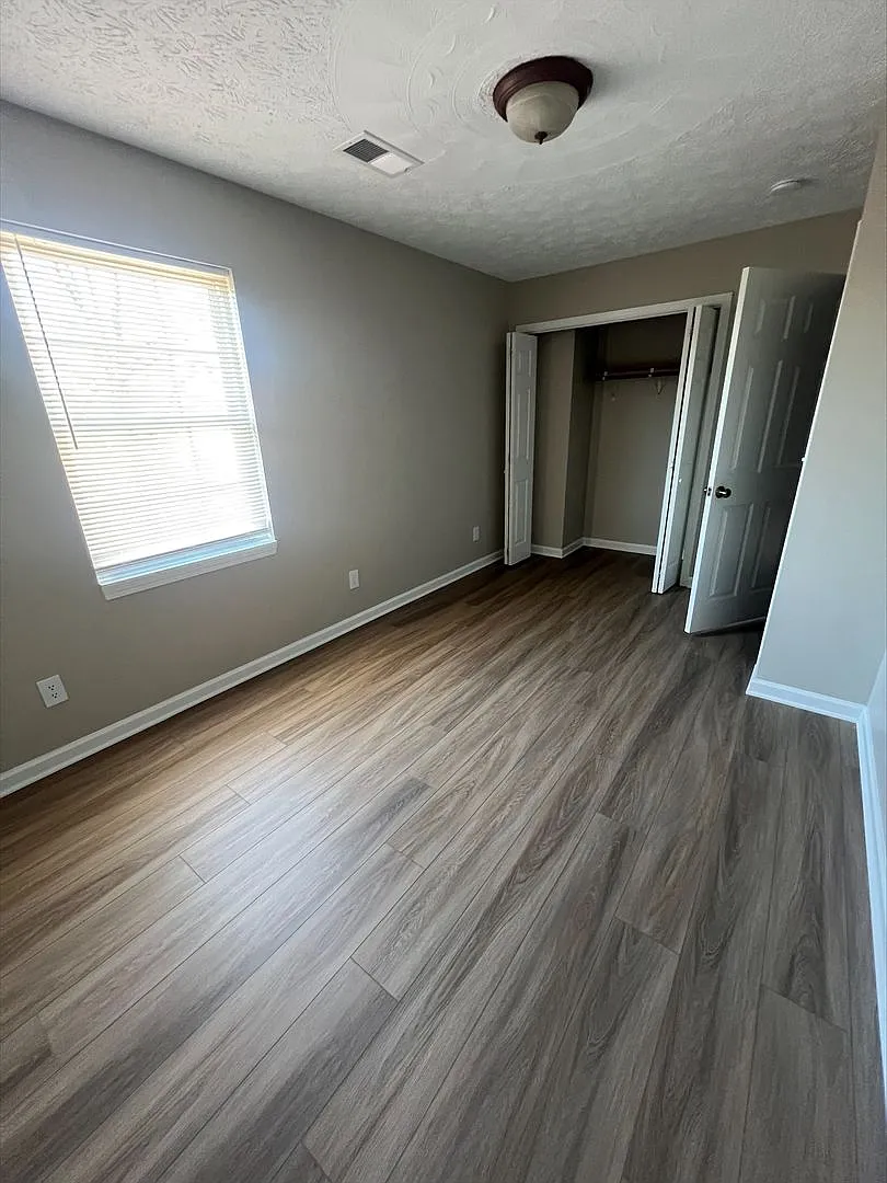 Spacious 2-Bedroom Townhouse with Garage — Photo 4