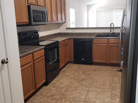 4th image of 1039 W Elm Ave