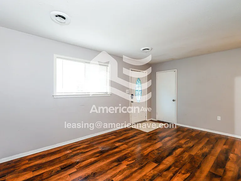 1511654_005_living_room_5.jpg