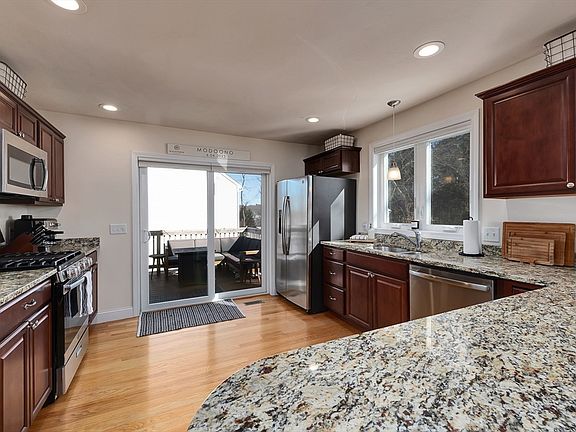 5th image of 259 Hilldale Ave