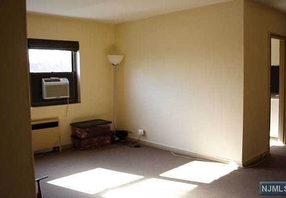 5th image of 400 Park Pl APT 5F