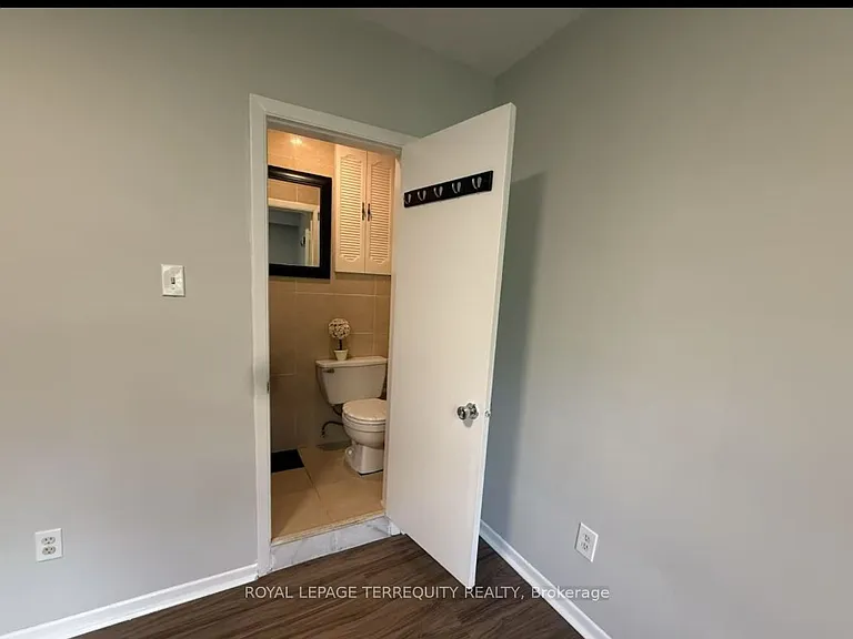2 Axsmith Cres — Photo 6