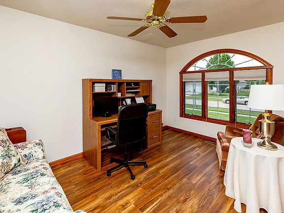 2nd image of 1805 W Cheyenne Ct