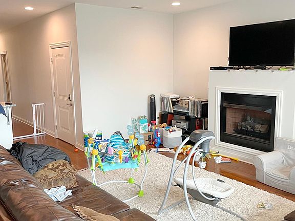 3rd image of 3511 N Elston Ave #4E