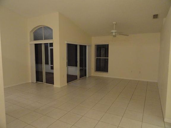 4th image of 1009 Fairfax Cir W