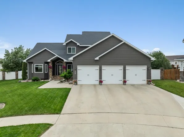 2705 Heritage Ct, Minot, ND 58703