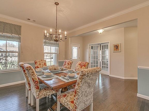 3rd image of 1301 Oak Dr