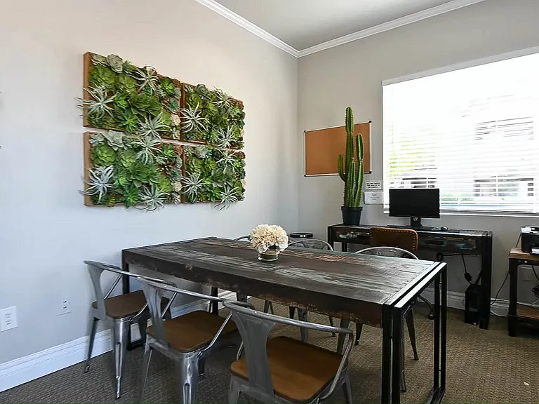 San Tropez Apartments — Photo 22