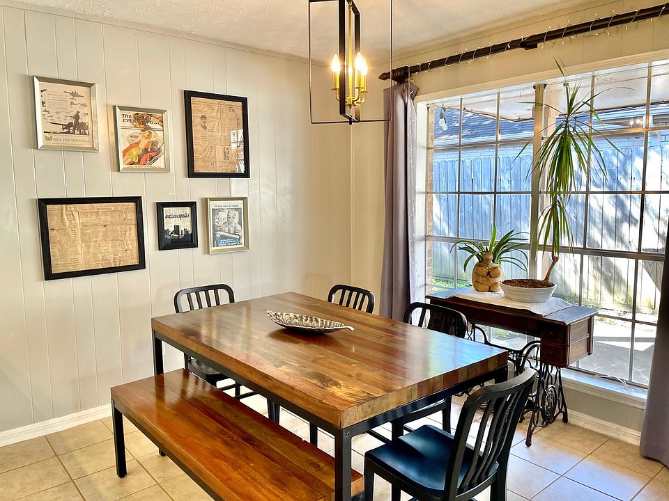 Open concept dining/living area