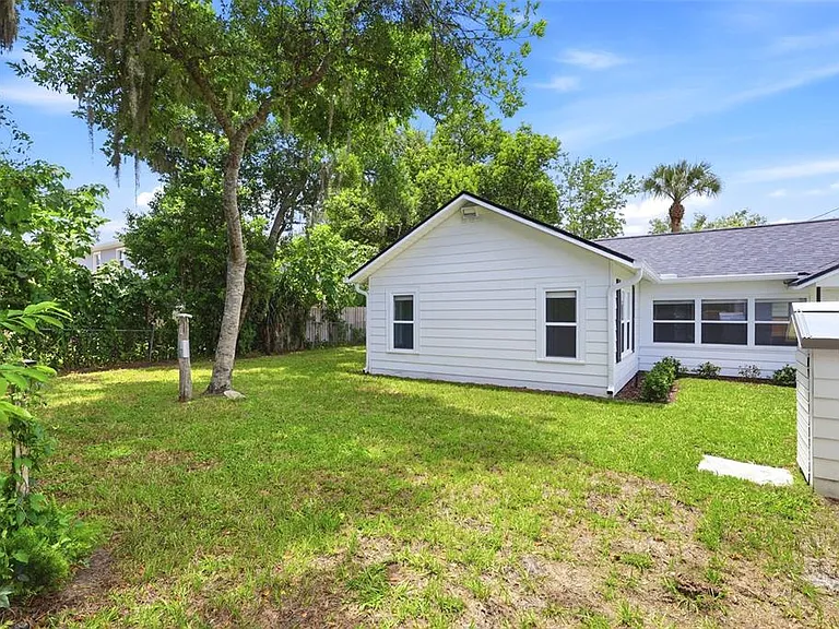 2704 E Jefferson St — Photo 37