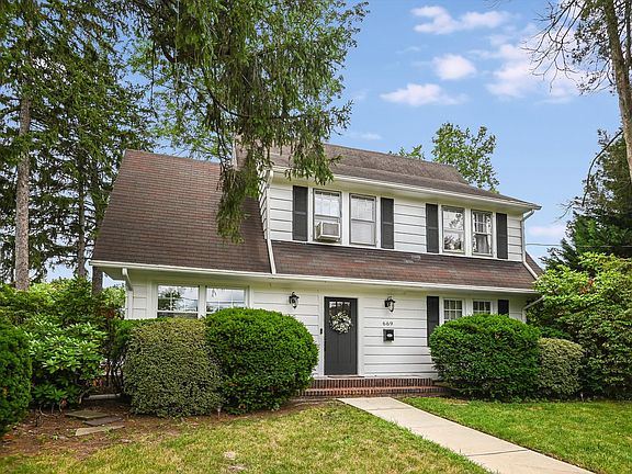3rd image of 669 Doremus Ave