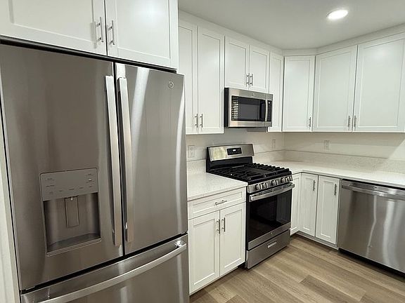 3rd image of 300 Grove Ct