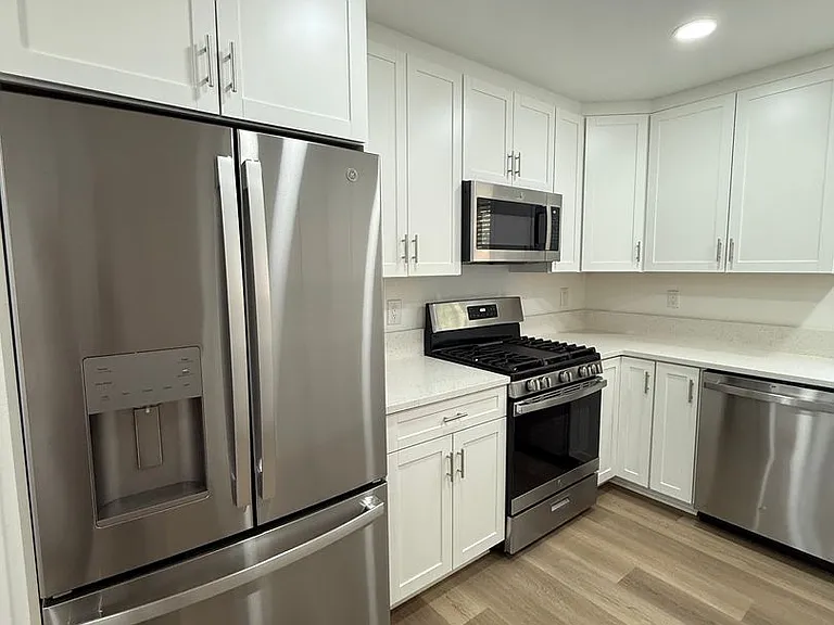 300 Grove Ct — Photo 3